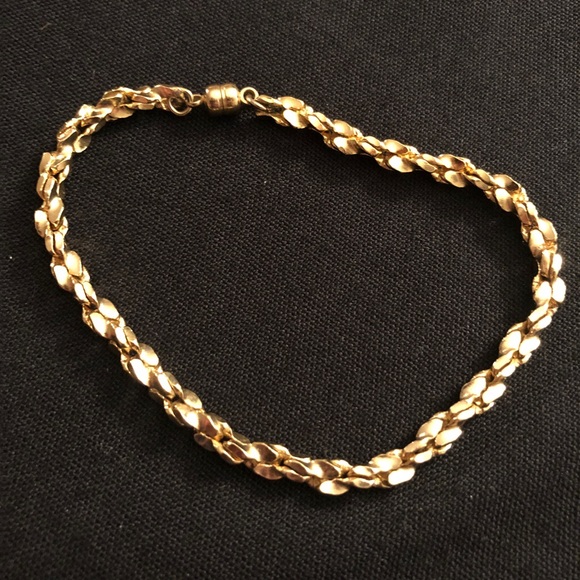 Chunky gold tone chain magnetic closure - Picture 3 of 5